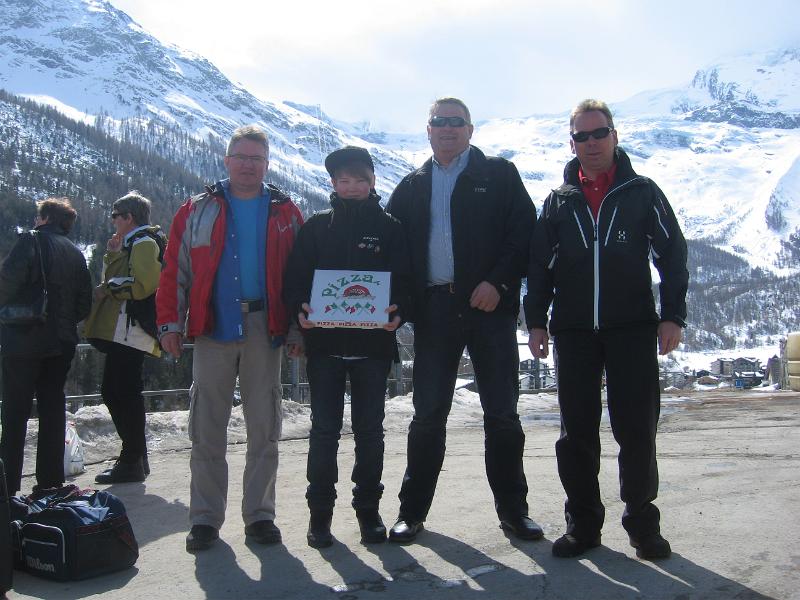 saasfee 006.jpg - Anssi, Veikko, Tapsa ja Napo kiittää reissusta ja matkaa takaisin kohti kotia
